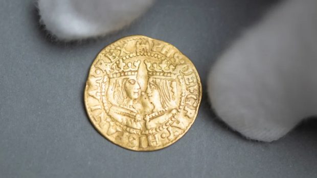 O monedă de aur, veche de peste 400 de ani, a fost descoperită într-o biserică din Germania de un muncitor