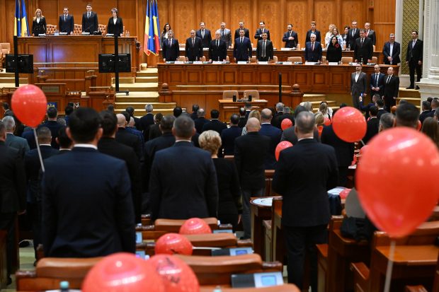 Ce nu s-a văzut la TV la moțiunea de cenzură: jigniri, răfuieli pentru funcții și dezinteres masiv