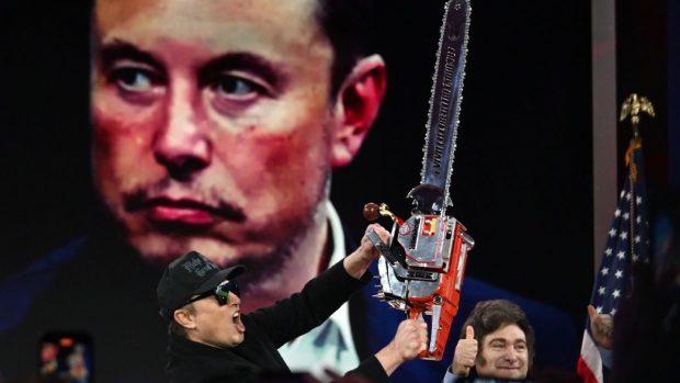 Elon Musk s-a dus cu drujba la o conferință și a ridicat-o deasupra capului: „Nu am avut de ales”