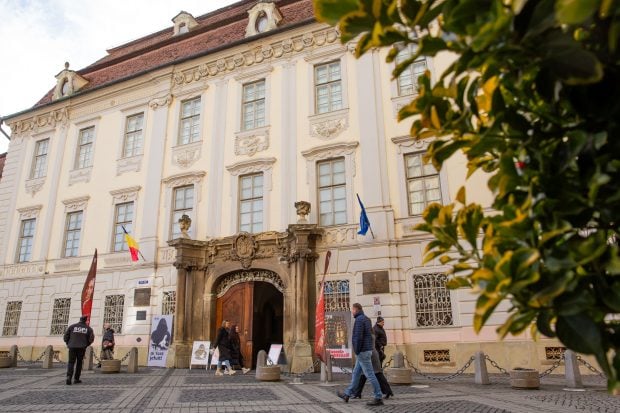 Replica juristului de la Muzeul Brukenthal din Sibiu, acuzat că a lăsat galeriile de artă fără pază umană 