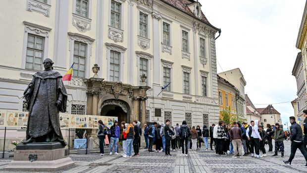 Cum a rămas Muzeul Brukenthal din Sibiu fără servicii de pază din cauza unui angajat. Deși a lăsat opere de sute de milioane de euro fără supraveghere, judecătorii l-au repus în funcție 