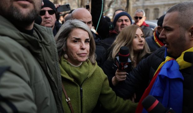Cristela Georgescu, primele declarații după ce Călin Georgescu, soțul ei, a fost ridicat din trafic de procurori: „Spectacol al cătușelor, stăm drepți în fața oricărei minciuni”
