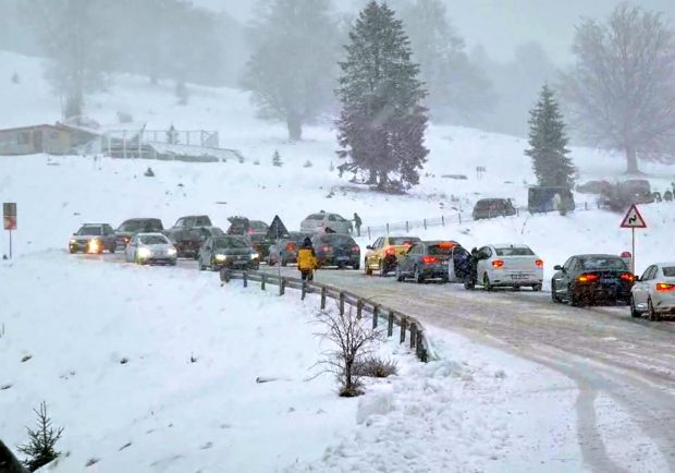 Ninge în Argeș. Video cu intervenția drumarilor pe șosea. Cod galben de lapoviță și ninsoare în mai multe județe
