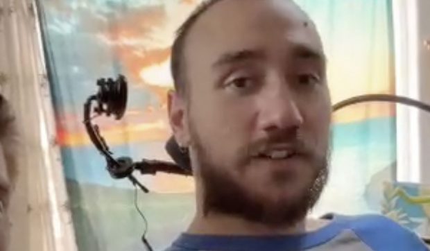 Un bărbat paralizat poate controla calculatoarele cu mintea, după ce a primit un implant cerebral, în SUA