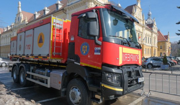 ISU Brașov are un nou echipament pentru stingerea incendiilor la autovehicule electrice și în zone industriale