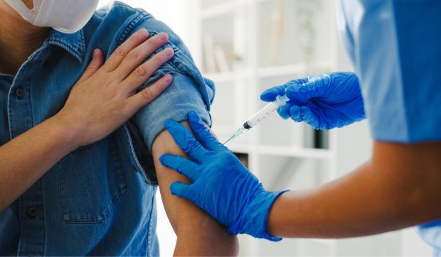 Primul vaccin antiacnee a ajuns în faza de testare clinică. Când ar putea ajunge la pacienți