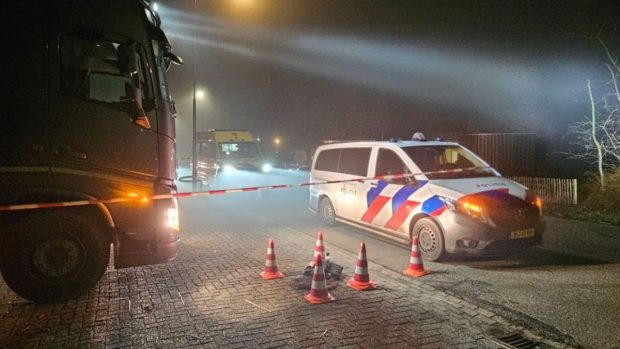Doi șoferi români de TIR au furat 27 de role de geotextil de lângă Paris, dar n-au avut ce face cu ele și când le aruncau au fost arestați, în Olanda