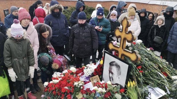 Coadă de sute de metri la mormântul lui Aleksei Navalnîi și memoriale improvizate în toată Rusia: „A murit pentru că a luptat pentru libertate” I VIDEO