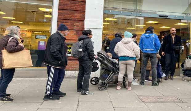 Bani gratis la bancomatele unei bănci din Marea Britanie. Oamenii au stat la cozi ca să scoată bani, dar au aflat că trebuie să îi dea înapoi