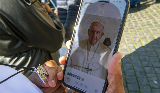 Papa Francisc are o infecție serioasă și este internat de cinci zile într-un spital din Roma