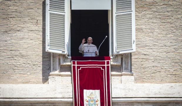 Boala de care suferă Papa Francisc poate fi mortală. Care sunt simptomele