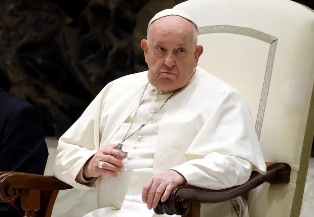 Papa Francisc a suferit luni două atacuri respiratorii „acute”