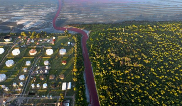 Un râu din Argentina a devenit roșu, dar poate fi și „albăstrui, puțin verde, roz, puțin liliac”. De ce capătă apa aceste culori | VIDEO