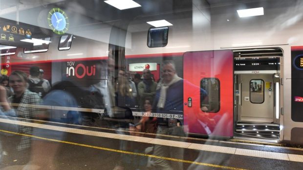 Un francez a fost amendat cu 200 de euro pentru că a vorbit la telefon pe speaker într-o gară, în „zona de așteptare pentru pasagerii și clienții care doresc să fie liniștiți”