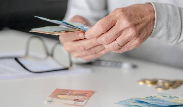 Milioane de pensionari români vor primi bani de la Guvern, în două tranșe