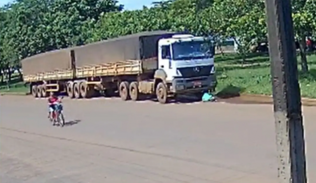 O pensionară a scăpat cu viață după ce un camion lung de 25 de metri a trecut peste ea, în Brazilia: „Mama este o femeie puternică” | VIDEO