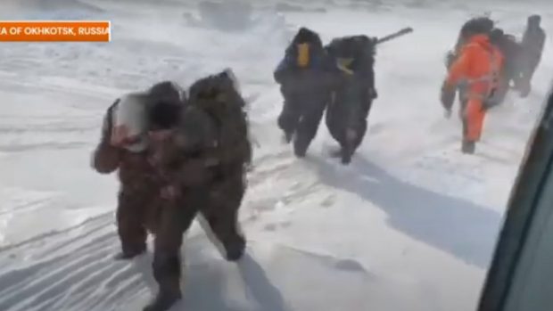 Peste 100 de pescari ruși au rămas blocați pe un banc de gheață desprins de insula Sakhalin și care a plutit în Marea Ohotsk | VIDEO