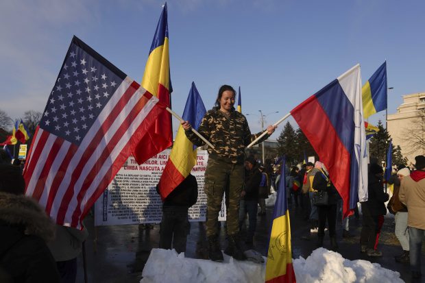Susținătoare ale lui Călin Georgescu s-au dus fără frică în Piața Victoriei cu steagul Rusiei, pe care era desenată litera Z
