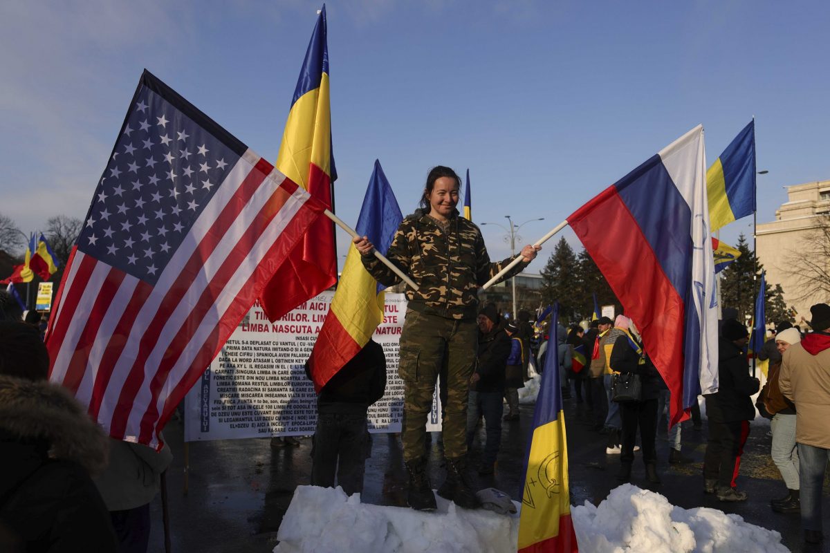 Susținătorii lui Georgescu, în Piața Victoriei cu steagul Rusiei