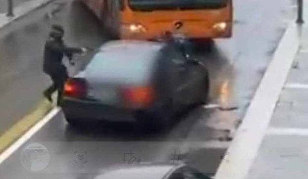 Șoferul albanez fuge cu polițiștii pe capotă, la Parma, în timpul unui control de rutină și e blocat de un autobuz I VIDEO