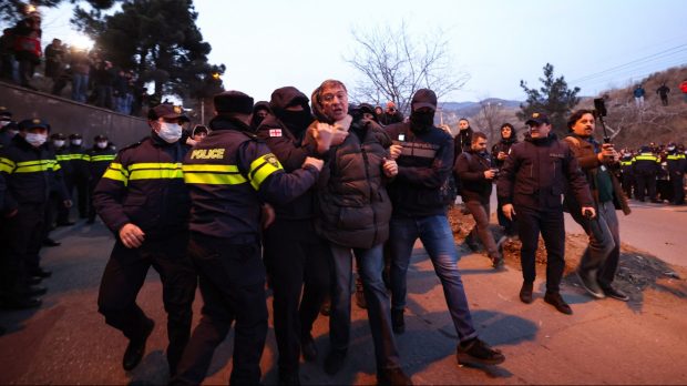 Protestele pro-UE au degenerat în Georgia. Liderul opoziției, arestat după o bătaie între manifestanți și Poliție