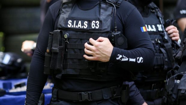 Un român care a scris pe Facebook cuvântul „milițian” s-a trezit cu polițiștii la ușă de trei ori în aceeași zi
