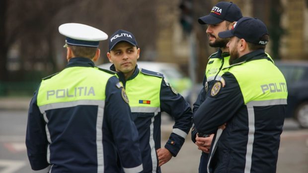 Șofer din Bacău, trimis în judecată după ce a mușcat un polițist, iar pe altul l-a lovit