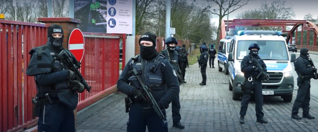 Trei camioane în drum spre un incinerator, păzite cu mașini blindate de trupele speciale ale poliției. Cocaină de 1,5 miliarde de euro arsă, în Germania