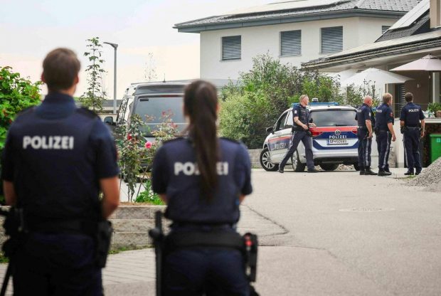 Doi români au murit în Austria după ce platforma pe care lucrau s-a prăbușit într-un puț de lift
