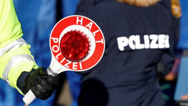 O româncă de 64 de ani care călătorea cu autocarul de la Praga la Paris i-a luat la palme pe vameșii germani care i-au cerut buletinul, la un control pe autostradă