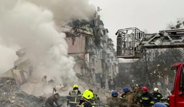 Cel puțin 22 de oameni uciși după ce rușii au lovit blocuri de locuințe. „Acestea sunt ultimele crime teroriste”, denunță Volodimir Zelenski