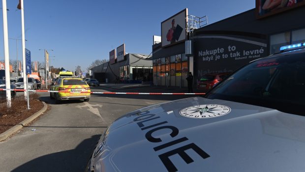 Atac cu cuțitul într-un centru comercial din Cehia: două vânzătoare au fost ucise. Atacatorul, arestat de polițiști | VIDEO