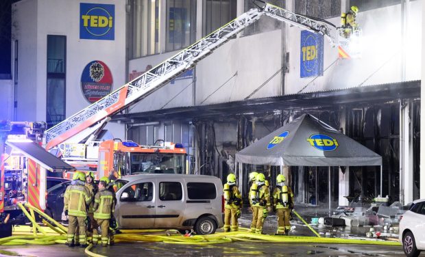 O fetiță de 10 ani a dat foc unui supermarket Tedi, în Germania. Pagube de milioane de euro