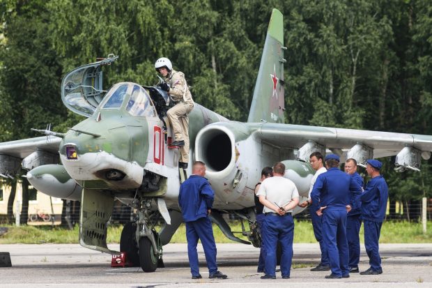 Un soldat rus fără permis de conducere s-a suit la volanul unui camion, după care s-a izbit de un avion de luptă
