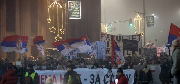 O nouă zi de proteste masive în Serbia față de corupție. Trandafiri albi aruncați pe Dunăre. Președintele Vucic acuză interese străine I VIDEO
