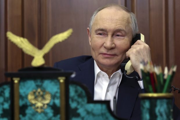 Dezvăluiri de la Kremlin despre cine a stat lângă Vladimir Putin când a vorbit la telefon cu Donald Trump, pe 12 februarie