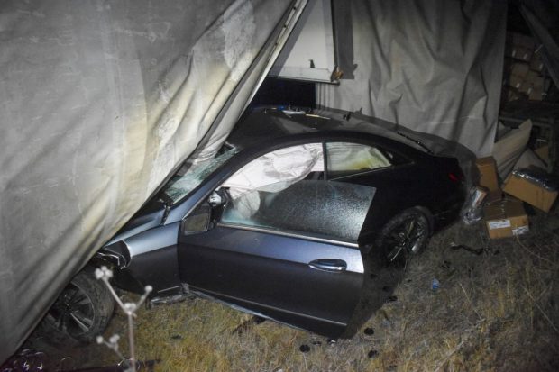 Un Mercedes a răsturnat un camion care a căzut peste el și șoferul a scăpat miraculos aproape fără nicio rană, pe o autostradă din Germania