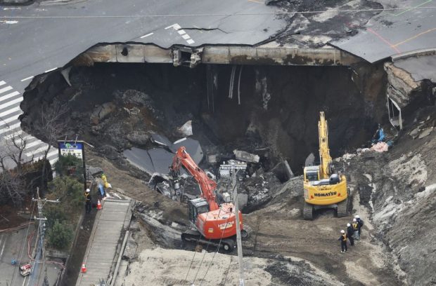 Șofer de TIR blocat de șapte zile cu tot cu camion într-o groapă adâncă de 15 metri, în centrul orașului Saitama. De ce nu-l pot scoate salvatorii | VIDEO