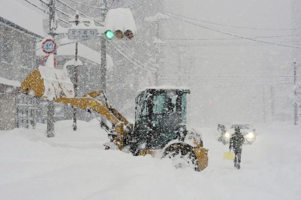 Ninsori record în Japonia: Localităţi acoperite de troiene de 3 metri și trafic paralizat I VIDEO