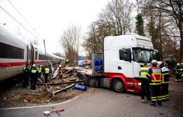 Un TIR a fost spulberat de un tren de mare viteză, lângă Hamburg. Un om a murit și 11 au fost răniți