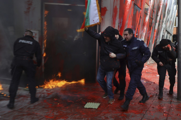 Protest violent la Sofia față de trecerea la euro. Participanții au dat foc ușii clădirii Comisiei Europene