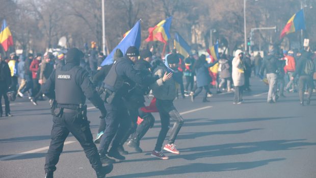 Protestatarii chemați de Călin Georgescu în Piața Victoriei s-au ciocnit cu jandarmii, în fața Guvernului, și au aruncat cu petarde