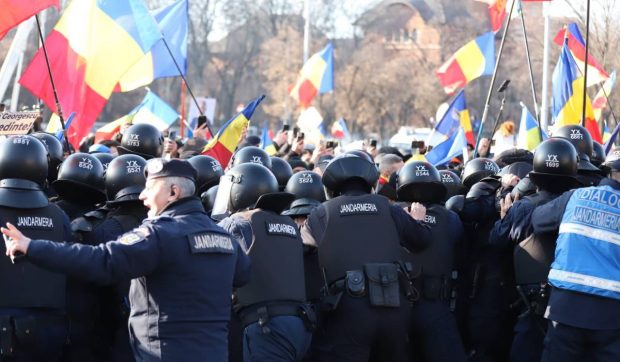 Patru dosare penale şi cinci amenzi, după protestul din Piaţa Victoriei. Jandarmii au folosit gaze lacrimogene