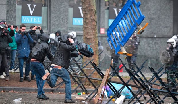 Proteste masive în Belgia față de reforma pensiilor. Greva a paralizat traficul aerian din țară