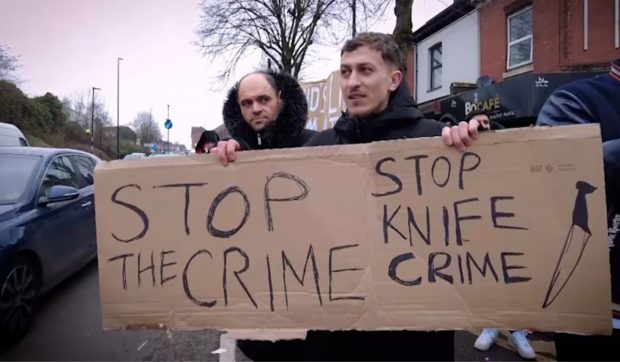 Sute de români au protestat la Birmingham, unde fiul de 16 ani al unuia dintre ei a fost înjunghiat pe stradă: „Ne omoară copiii în fața ușii”