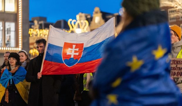 Zeci de mii de oameni manifestează în Slovacia, împotriva premierului Robert Fico: „Nu lăsăm democrația să cadă”