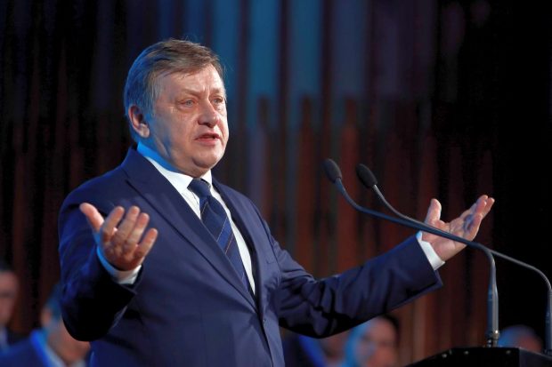 Reacția lui Crin Antonescu, întrebat dacă Ilie Bolojan va candida la președinție după demisia lui Klaus Iohannis