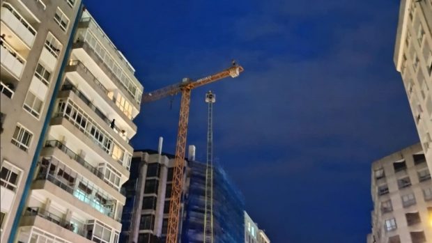 Un bărbat fără acte, dar care a spus că e român, a fost salvat în aplauzele privitorilor din vârful unei macarale de 45 de metri, la Vigo, în Spania