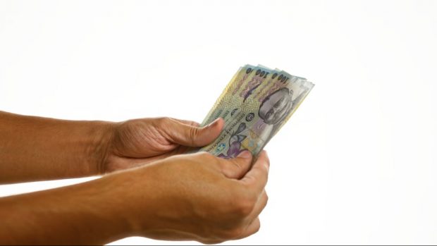 Românii care rămân cu salarii mai mici, după noile măsuri fiscale. Câți bani pierd lunar angajații