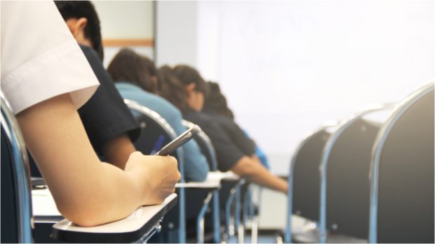 O profesoară din Târgu Mureș a dat BAC-ul în locul fiului ei, la română, matematică și biologie. Femeia a fost condamnată, diploma băiatului a fost anulată